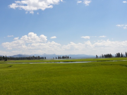 After business was done in Casper, I made the road trip across Wyoming to Cody and then down through Yellowstone on my way to Grand Teton National Park. The drive was pretty boring to Cody, but got increasingly beautiful on the way into Yellowstone.
