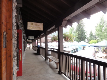 The entire town sticks with the western theme despite having a number of very upscale, tourist attraction stores. It's an odd combination of Tombstone and Rodeo drive.