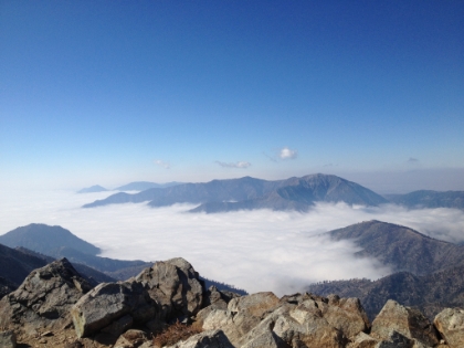Looking down from the summit at the sea of clouds. After spending over 10 minutes on top, it was time to tear back downhill to meet my one hour deadline.