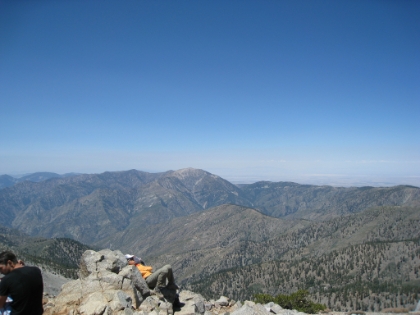 Absolutely perfect weather on the summit. Warm and no wind. Definitely different than last time I was up here (-4deg). Also a lot more people, probably around 30 people on the summit, most of which came up the easy front side, and many probably took the ski lift part of the way. Lame.