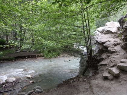 A good example of where it's easy to go awry on the trail. The trail looks like it crosses the river and picks up on the other side, and many people do end-up going that way. But the "real" trail actually goes up and over the rocks on the right.