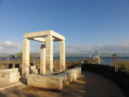 There's a visitor center here of some sort. It's already closed and since it's late in the day on Friday (the sabbat), there is absolutely nobody around. I decide to walk out on the dock.
