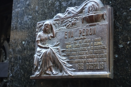 After searching for a while, we found the tomb of Eva Per&oacute;n, heroine of Argentina.