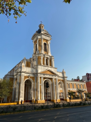 One of the churches along Avenida Providencia.