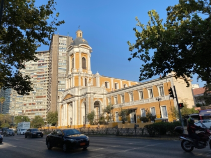 We cruise around the downtown Providencia area of Santiago for a while.