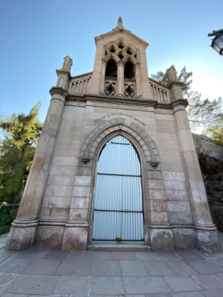 Memorial for a famous Chilean historian and politician.
