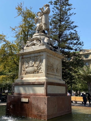 A nice fountain in the middle of Plaza de Armas.