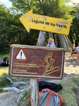 Before starting the climb, a sign warns "Se requiere bueno condic&iacute;on f&iacute;sica" (Good physical condition required). They're not joking! It's interesting that distances on trail signs and maps here are all measured in hours rather than kilometers.