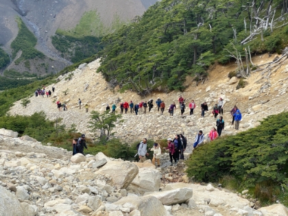 Here's a look at the hikers coming up the trail as we started heading down. This was perhaps the most crowded trail I've ever been on (including peak season Yosemite). It was the only negative on an otherwise perfect day.