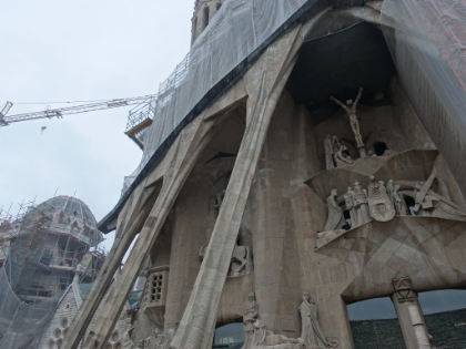 The other side of the church, the Passion fa&ccedil;ade, depicting the death of Jesus. Designed by architects after Gaud&iacute;’s death.