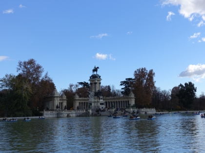 Monumento a Alfonso XII on the Estanque in the middle of the park.