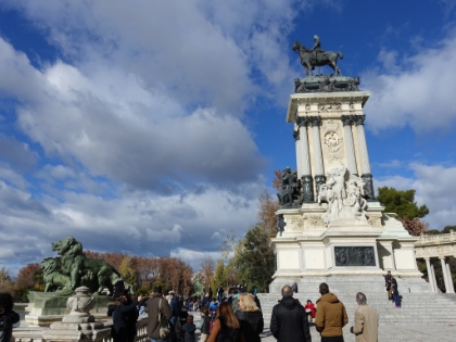 Closer look at the statue.