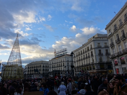 Plaza del Sol. An outdoor shopping mall and flea market. Think the Irvine Spectrum a century ago. Unbeknownst to me, today was a National holiday in Spain. Combined with the holiday season, that meant big crowds.