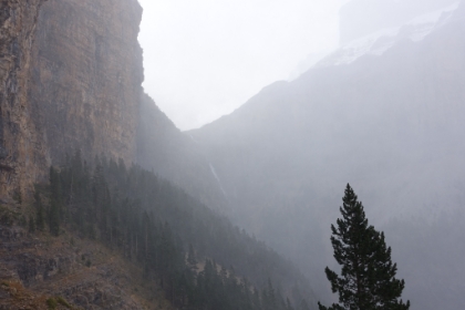 Looking back at the top of La Cascada de Catatuero. You can see the trail along the faja in the lower-left. I only wish the visibility was a little better.
