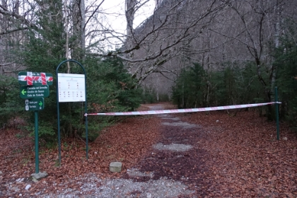 No, that definitely looks closed. The Faja trails here follow narrow ledges along the cliff walls with drops of thousands of feet. I realize now that this one is well above the snow line and is probably closed for the season. So I decide on option three... Faja de Rac&oacute;n. It turned out to be perfect for the day.
