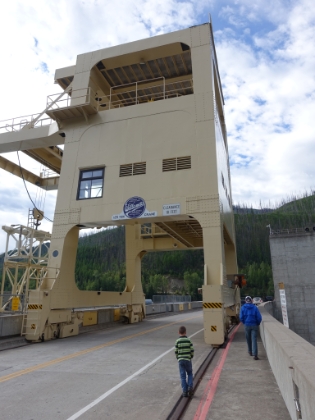 The huge crane on top of the dam.