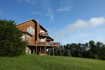 The day started from my "hotel" in Townsend, Tennessee. You can see my room's balcony in the upper-right. Townsend is a stereotypical little Southern town with great BBQ and grits. And all the tractors, big pickup trucks, and rednecks you would ever want. And it's a quick drive to all the best areas of the National Park.