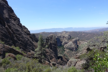 Now descending towards the Chapparral Trailhead at the West entrance.