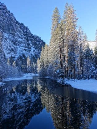 The Merced River as calm as I've ever seen it. Making for some great reflections together with the intermittent patches of ice.